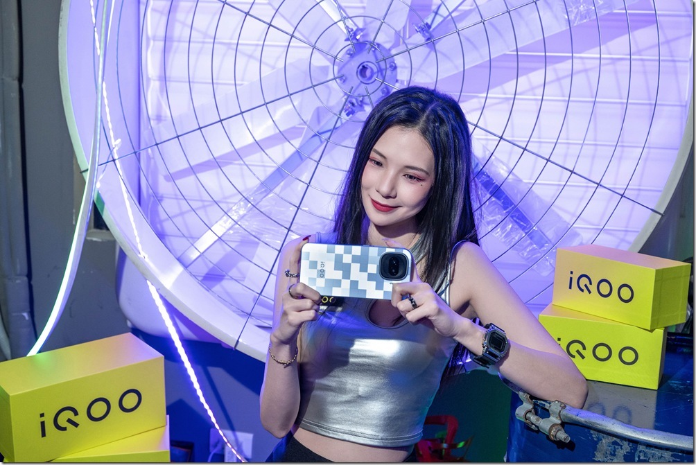 【iQOO新聞照片2】iQOO 15R內建自研電競晶片Q2，支援「超級解析」與「超級幀率」同時啟用，讓玩家隨時掌握每一刻效能表現！