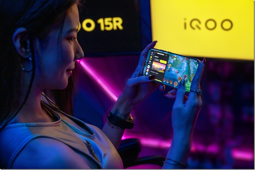【iQOO新聞照片3】iQOO 15R為長效高強度實戰而生，搭載6.59吋1.5K AMOLED護眼螢幕與7600mAh藍海大電池，打造超持久電競後援。