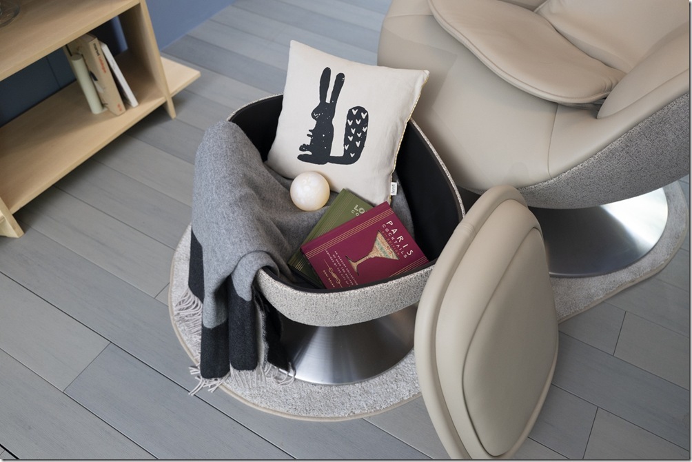 【新聞圖片4】搭配LG Arte多功能療癒椅的多功能腳凳使用，翻轉上蓋後能化身茶几，內部更規劃置物空間，可收納生活用品