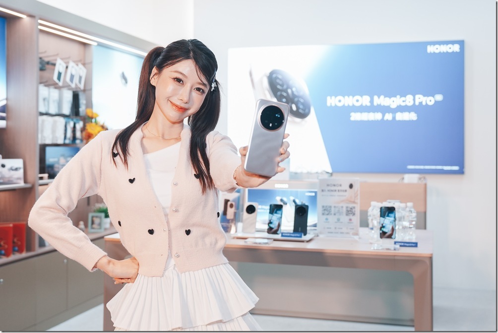 3. 李雅英擔任 HONOR 三創體驗店一日店長，熱情與粉絲互動，並贈送親筆簽名手機殼及拍立得等好禮