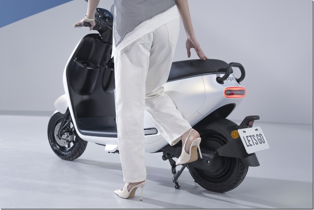 Gogoro 研發出同級最輕的全新超省力中柱,踩踏力道僅 47 公斤,省力高達 50%,即使穿了高跟鞋,輕輕一踩就能駐車。 Gogoro 研發出同級最輕的全新超省力中柱,踩踏力道僅 47 公斤,省力高達 50%,即使穿了高跟鞋,輕輕一踩就能駐車。