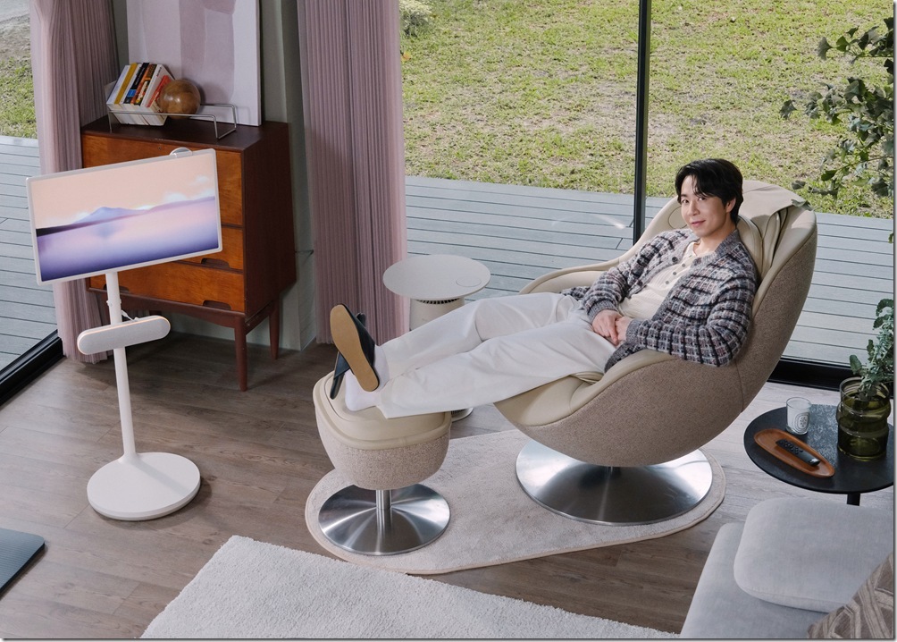 LG Arte 多功能療癒椅(我可椅)結合 LG StanbyME Speaker 小蜜友藍牙喇叭,打造舒適且沉浸的居家休憩空間;米其林主廚孫鍾元於韓式生活提案體驗LG科技與生活美學融合的日常樣貌。1-2 LG Arte 多功能療癒椅(我可椅)結合 LG StanbyME Speaker 小蜜友藍牙喇叭,打造舒適且沉浸的居家休憩空間;米其林主廚孫鍾元於韓式生活提案體驗LG科技與生活美學融合的日常樣貌。1-2