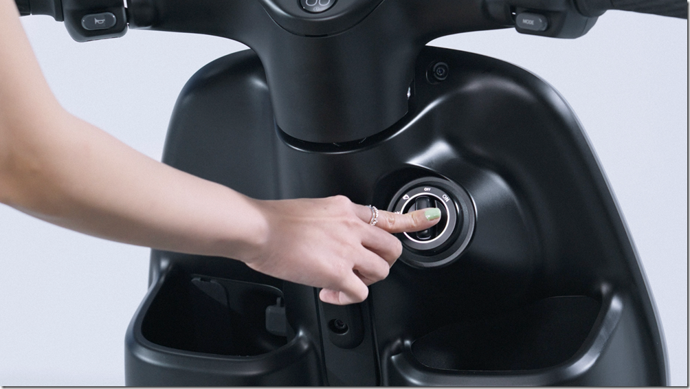 Gogoro Luna 更首度導入 Keyless 免鑰匙啟動系統,除了配置實體鑰匙之外,也能使用手機感應解鎖車輛,在雙手提滿物品時尤其方便。無需插入鑰匙或拿出手機,輕按並轉動主開關旋鈕就能出發。 Gogoro Luna 更首度導入 Keyless 免鑰匙啟動系統,除了配置實體鑰匙之外,也能使用手機感應解鎖車輛,在雙手提滿物品時尤其方便。無需插入鑰匙或拿出手機,輕按並轉動主開關旋鈕就能出發。