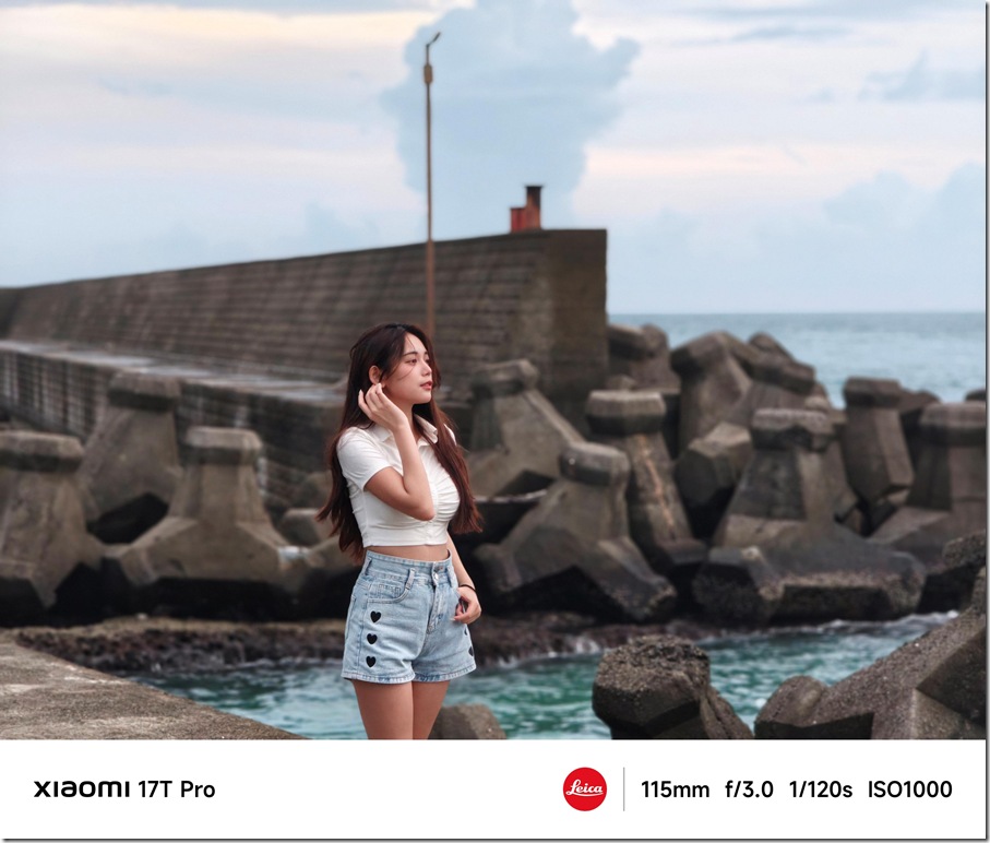 02. 運用 Xiaomi 17T Series 搭載的同級唯一 5x 潛望長焦鏡頭,不僅能自然拉近海岸線層次與遠方景色細節,也讓人像拍攝擁有更從容的構圖彈性。 02. 運用 Xiaomi 17T Series 搭載的同級唯一 5x 潛望長焦鏡頭,不僅能自然拉近海岸線層次與遠方景色細節,也讓人像拍攝擁有更從容的構圖彈性。