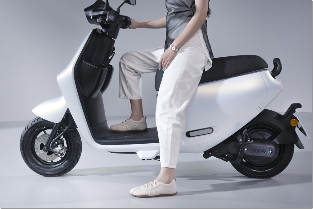 Gogoro 結合科學數據分析、人因設計與不同身型的女性實測,首創 LunaFit™ 舒適騎乘科技,打造最適合女性的騎乘姿勢。 Gogoro 結合科學數據分析、人因設計與不同身型的女性實測,首創 LunaFit™ 舒適騎乘科技,打造最適合女性的騎乘姿勢。