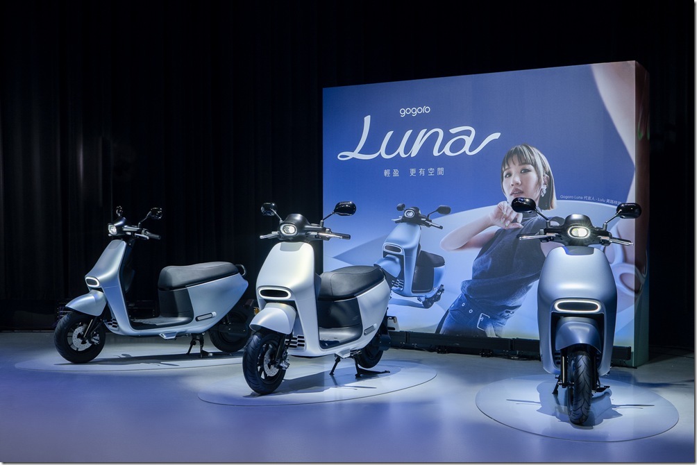 Gogoro Luna 以「月光流線美學」為設計靈感,流動的曲線勾勒全新車身輪廓,彷彿月亮運行軌跡般自然流暢。車色採用獨特珍珠塗層技術,調配出優雅的「月光白」、柔和的「月霧藍」與深邃的「月影藍」三款專屬色彩。 Gogoro Luna 以「月光流線美學」為設計靈感,流動的曲線勾勒全新車身輪廓,彷彿月亮運行軌跡般自然流暢。車色採用獨特珍珠塗層技術,調配出優雅的「月光白」、柔和的「月霧藍」與深邃的「月影藍」三款專屬色彩。