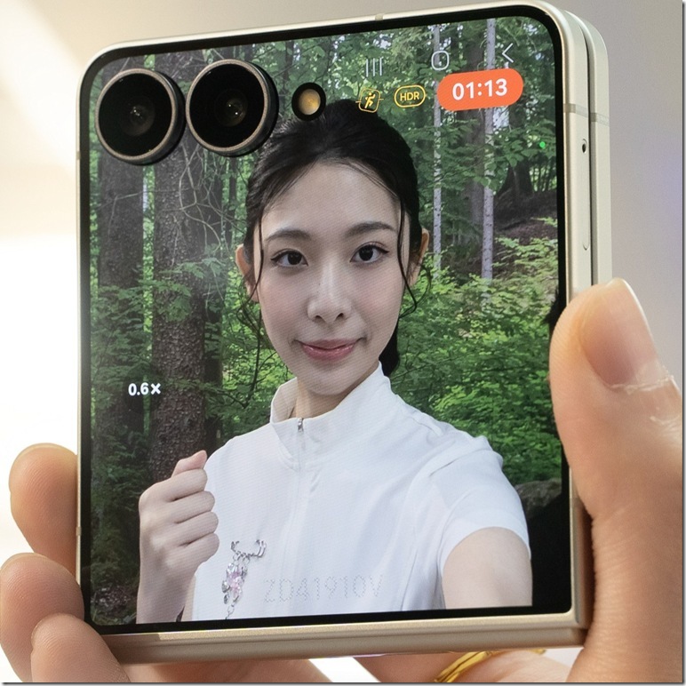 Galaxy Z Flip8透過超穩定動態攝影的水平鎖定功能，即使邊走邊自拍生活Vlog，也能維持平穩流暢的畫面[4]