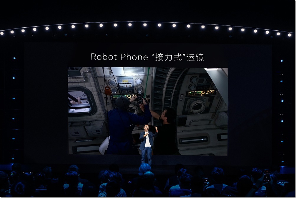 4.Robot Phone輕巧的體積讓鏡頭調度更具彈性,讓創作者的靈感與創意發揮得淋漓盡致。 4.Robot Phone輕巧的體積讓鏡頭調度更具彈性,讓創作者的靈感與創意發揮得淋漓盡致。