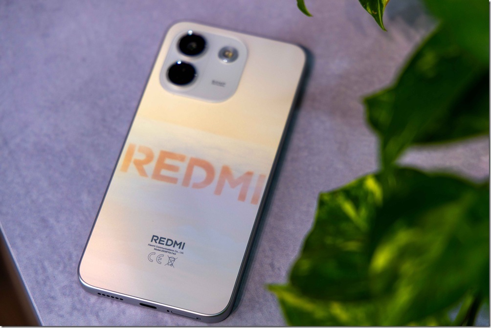 04.REDMI Note 17 Pro Max 5G 更於曜變橙配色導入獨特的光致變色背蓋設計,在陽光照射下可由雲朵白轉變為溫暖的粉橘色,讓機身隨環境展現不同視覺效果。 04.REDMI Note 17 Pro Max 5G 更於曜變橙配色導入獨特的光致變色背蓋設計,在陽光照射下可由雲朵白轉變為溫暖的粉橘色,讓機身隨環境展現不同視覺效果。