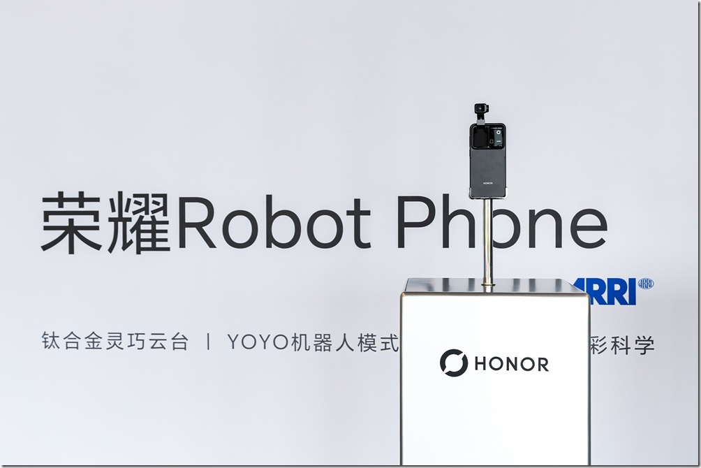 HONOR Robot Phone擁有全新型態、革新的智慧體驗,並與ARRI合作首度將電影級審美帶入行動影像,將Robot Phone打造為「隨身電影機」。 HONOR Robot Phone擁有全新型態、革新的智慧體驗,並與ARRI合作首度將電影級審美帶入行動影像,將Robot Phone打造為「隨身電影機」。