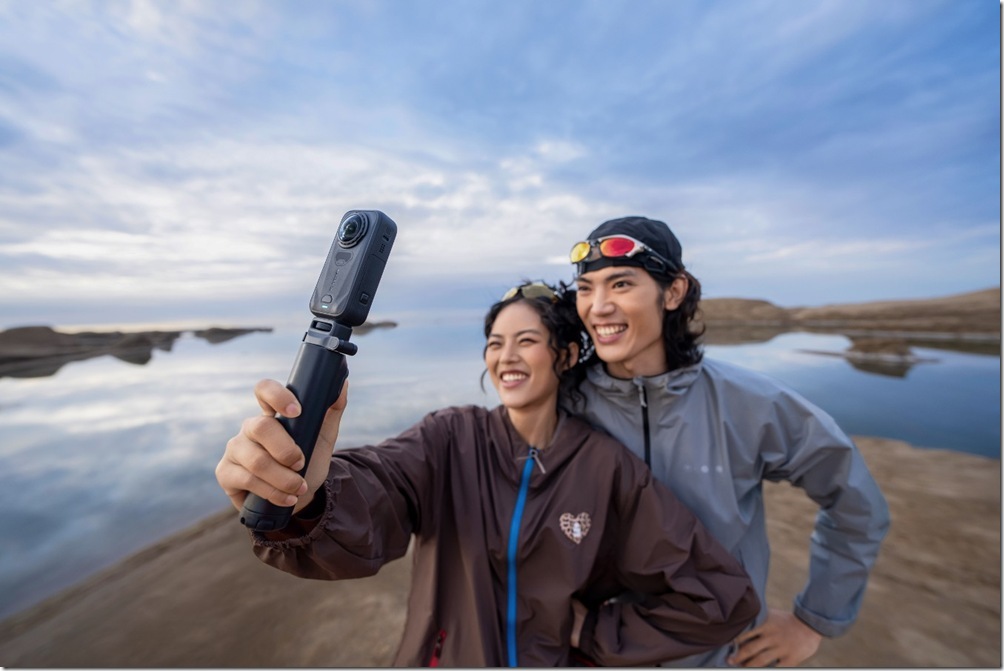 【新聞圖片3】Insta360 X6 一機三用整合全景相機、主體追蹤穩定器相機及單鏡頭運動相機,輕觸即可自由切換三種拍攝模式。 【新聞圖片3】Insta360 X6 一機三用整合全景相機、主體追蹤穩定器相機及單鏡頭運動相機,輕觸即可自由切換三種拍攝模式。