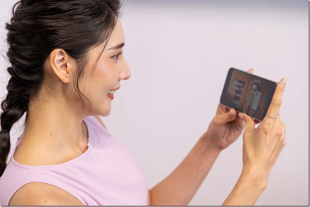 05.REDMI Note 17 Pro Max 5G 與 REDMI Note 17 Pro 5G 皆搭載 6.83 吋 1.5K CrystalRes AMOLED 螢幕,並通過 TÜV Rheinland 三重護眼認證,帶來更舒適的觀看體驗。 05.REDMI Note 17 Pro Max 5G 與 REDMI Note 17 Pro 5G 皆搭載 6.83 吋 1.5K CrystalRes AMOLED 螢幕,並通過 TÜV Rheinland 三重護眼認證,帶來更舒適的觀看體驗。