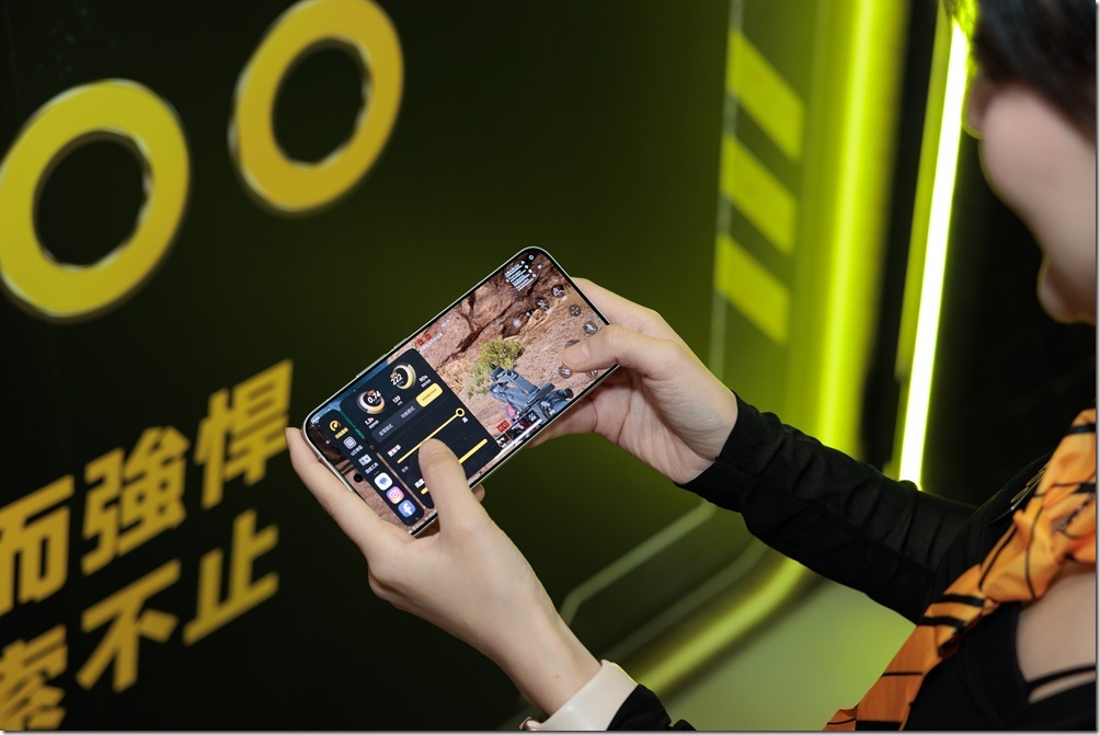 【iQOO新聞照片02】iQOO取得熱門射擊遊戲《三角洲行動》授權,玩家現場體驗「遊戲魔盒」的遊戲優化功能,感受遊戲操作與效能表現。 【iQOO新聞照片02】iQOO取得熱門射擊遊戲《三角洲行動》授權,玩家現場體驗「遊戲魔盒」的遊戲優化功能,感受遊戲操作與效能表現。