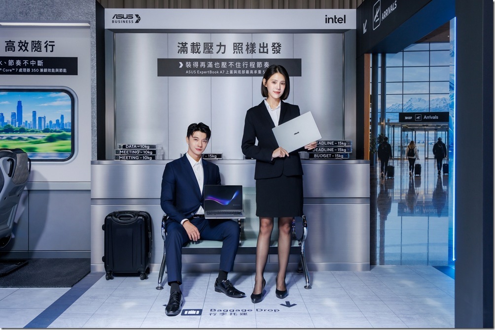 ASUS ExpertBook A7最薄僅1cm、重量1.2kg起,搭配最高26小時長效續航,輕鬆駕馭緊湊的工作日程。 ASUS ExpertBook A7最薄僅1cm、重量1.2kg起,搭配最高26小時長效續航,輕鬆駕馭緊湊的工作日程。