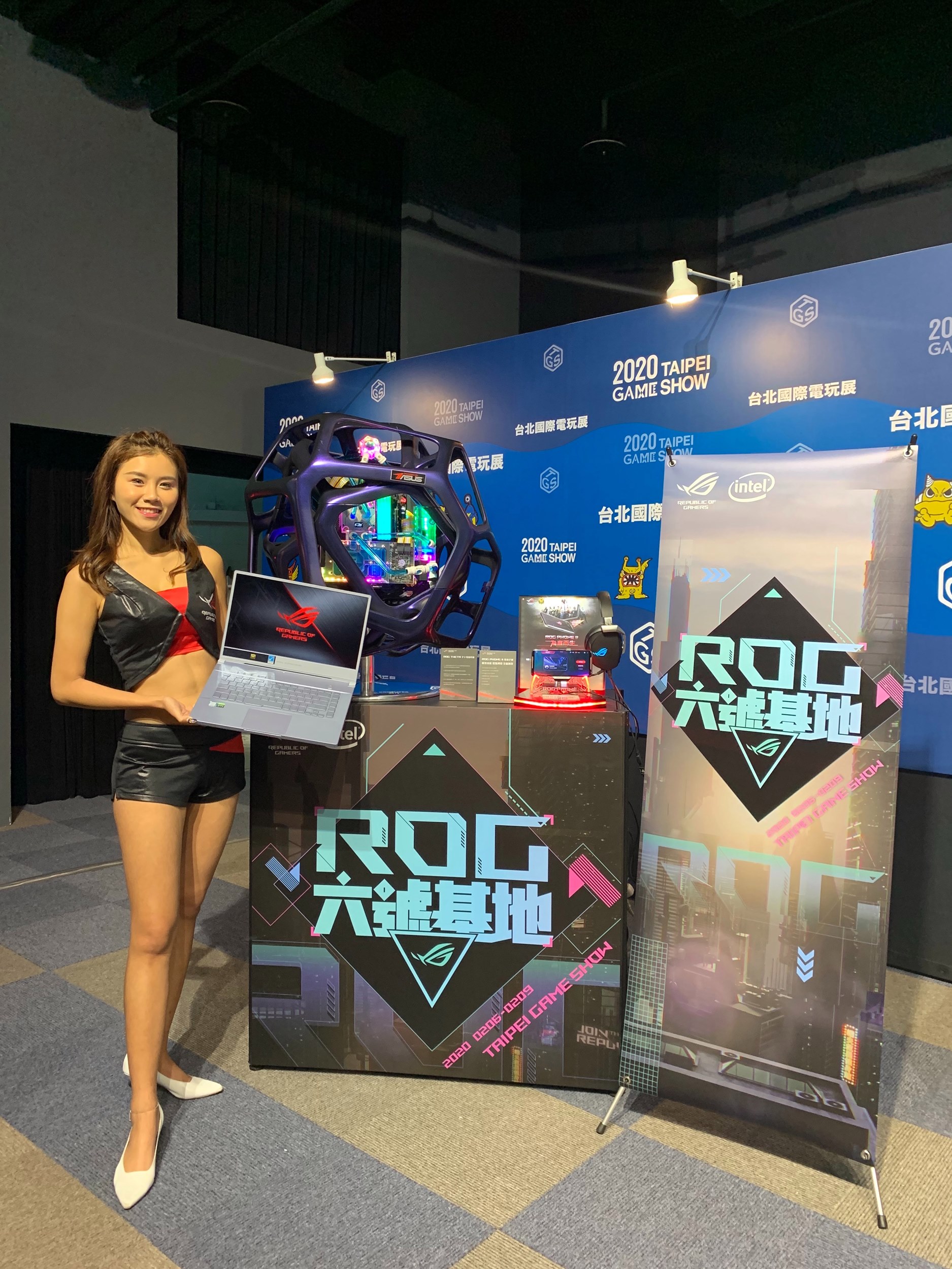 ROG玩家共和國精銳盡出,將於現場展出多項話題產品,包含搭載世界最快300Hz顯示螢幕的ROG Zephyrus S西風之神電競筆電、ROG Phone II電競手機、甫於CES 2020發表的ROG Z11 ITX電競機殼,以及像是酷炫外型主機「蛹」和多款DIY水冷改裝主機。.jpg