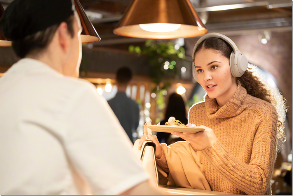 圖 6) WH-1000XM4全新推出Speak-to-Chat快速聊天模式，只要開口說話內建麥克風會即刻辨識，自動暫停播放音樂並接收環境聲音方便交談。