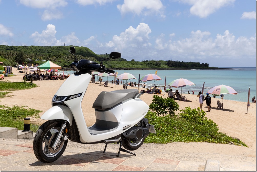 3. Ionex光陽白牌電動機車最低價「i-One」上市以來最強優惠$33,300，號召都會騎士一騎時尚出行！媲美125等搭配側掛馬達直接驅動，沒有鏈條音等其它傳動噪音，十分安靜；無鏈條傳動機構也最乾淨，保養成本更是低。