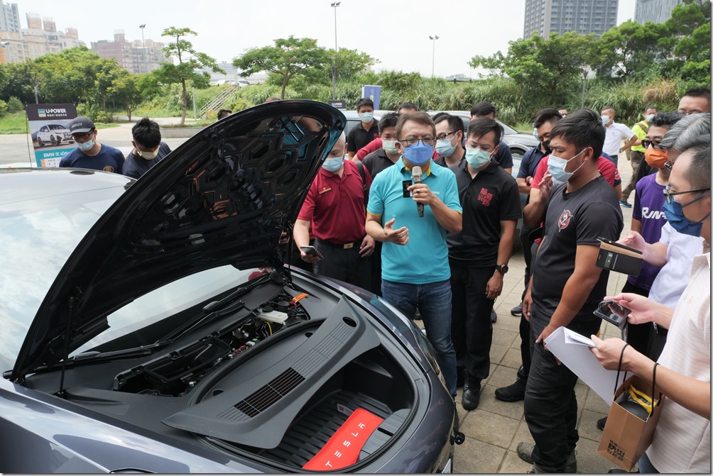 圖四_U-POWER每場均準備自有3款不同品牌的電動車進行實車展示，讓消防弟兄能實際接觸了解電動車多元的設計，並直接確認實車斷電線路的方式，讓救援時能更為明快且安全地進行