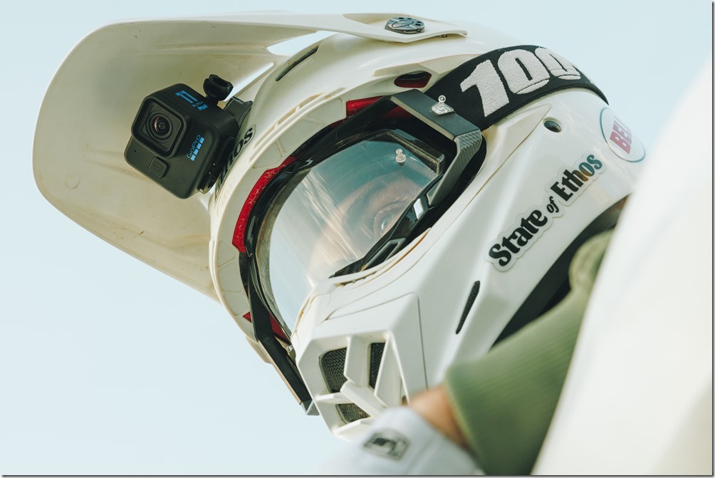 40057954_SI10182_220729_GPC_2WH_DesertMoto_AdhesiveMountKit_H11Mini_1J8A3283_master 40057954_SI10182_220729_GPC_2WH_DesertMoto_AdhesiveMountKit_H11Mini_1J8A3283_master