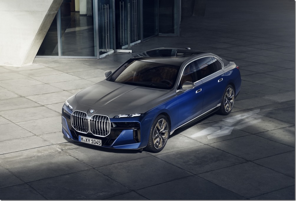 [新聞照片八] 全新世代BMW 7系列首度提供BMW Individual專屬雙色車漆選擇，展現細膩極致的非凡造車工藝與獨一無二的磅礡旗艦風範