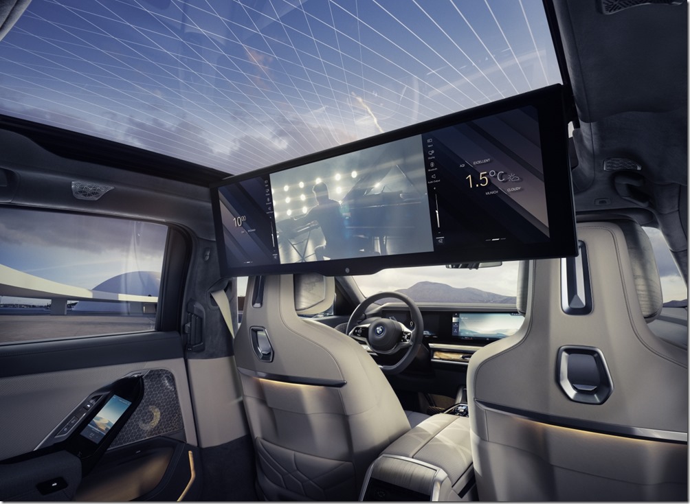 [新聞照片七] 具備高達8K畫質的31.3吋BMW懸浮式劇院螢幕、5.5吋後座專屬觸控螢幕、Sky Lounge全景式玻璃車頂與Bowers & Wilkins頂級音響系統，營造宛如獨立劇院的座艙空間