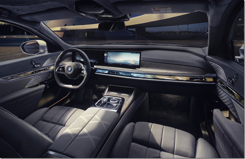 [新聞照片五] 全新世代BMW 7系列導入由12.3吋虛擬數位儀錶、14.9吋中控觸控螢幕所構成的懸浮式曲面螢幕搭配BMW iDrive 8.0使用者介面，並透過BMW座艙環繞光幕，將座艙照明與控制介面整合為一