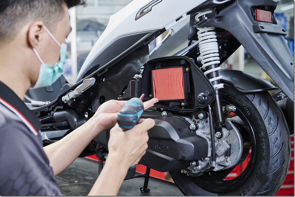 3. 即日起至12月31日止,光陽加碼清潔保養活動,現有車主只要回到車行更換對環境傷害較小的正廠零件,如空氣濾芯可讓動力翻新、火星塞讓排氣更環保,換新優惠6折;減少廢氣產生的零件清潔與保養,更享有清潔工資再打85折。 3. 即日起至12月31日止,光陽加碼清潔保養活動,現有車主只要回到車行更換對環境傷害較小的正廠零件,如空氣濾芯可讓動力翻新、火星塞讓排氣更環保,換新優惠6折;減少廢氣產生的零件清潔與保養,更享有清潔工資再打85折。