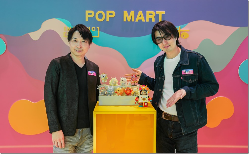 大久保博人(左)上野陽介(右)與POP MART泡泡瑪特聯名新品合影_圖一