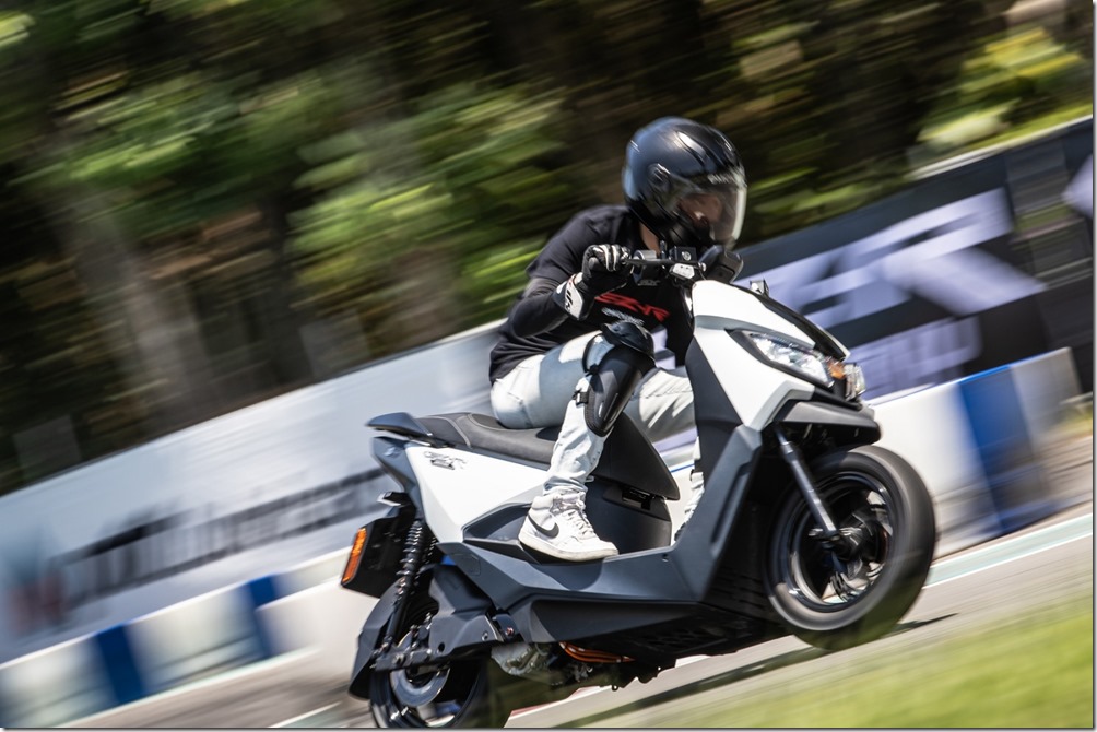 eMOVING EZ-R兼具電車快感、油車體感 混血新勁化 eMOVING EZ-R兼具電車快感、油車體感 混血新勁化