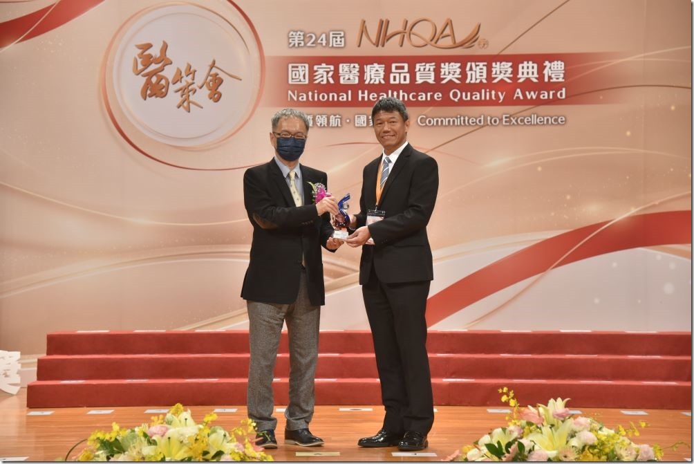 華碩手持無線超音波LU800系列榮獲國家醫療品質獎殊榮肯定，並由華碩全球副總裁張權德代表領獎。