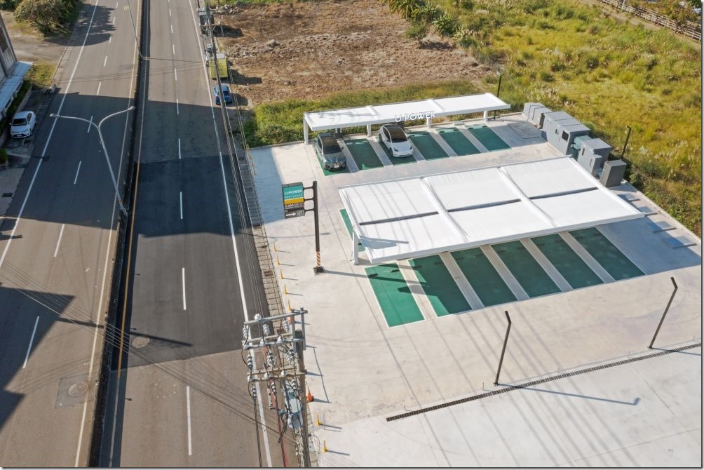 圖2_U-POWER與其他充電營運商採取明顯不同的站點發展策略，站點多為大型化專用充電場域，有足夠操作充電空間的寬敞車格，並超前部署配置超高功率設備