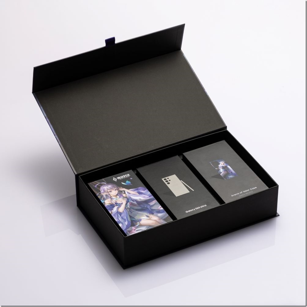 【新聞照片2】「傳說級」絕美設計！聯名週邊禮盒處處精緻 忠實粉絲必收藏(內容物不含手機，手機另售)