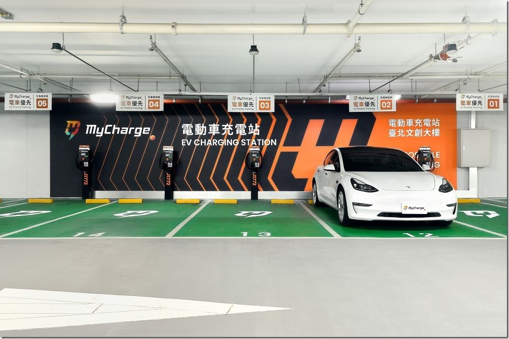 圖2：台灣大目前於全台飯店、商辦、賣場等場域，積極布建充電樁，22kW三倍速充電樁也將於19日「2024智慧城市展」中首次正式亮相。