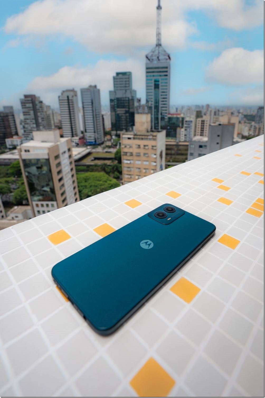 【新聞照片7】moto g34 5G 推出極致黑和孔雀綠兩種顏色選擇，打造設計新風貌。