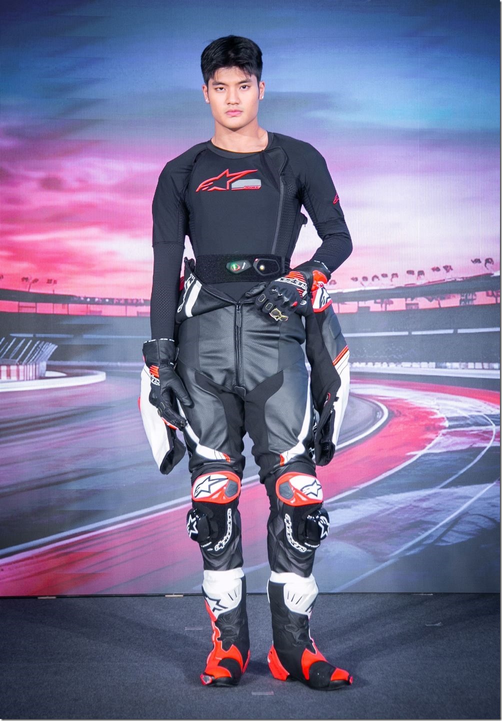 Tech-Air®10專為賽道而生，提供專業玩家級賽道愛好者無與倫比的身體防護。