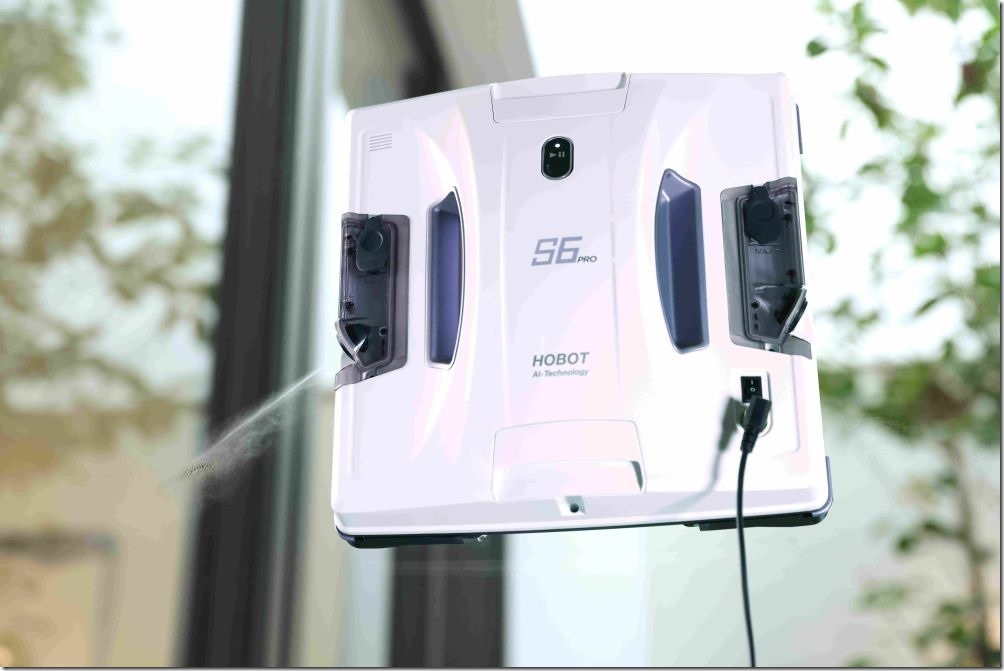 【圖說3】玻妞 HOBOT-S6 Pro 延續了經典的「雙邊超音波噴水」仿生技術，超音波噴霧可將水霧化成 15 微米的水珠，形成仿人哈氣的霧化效果