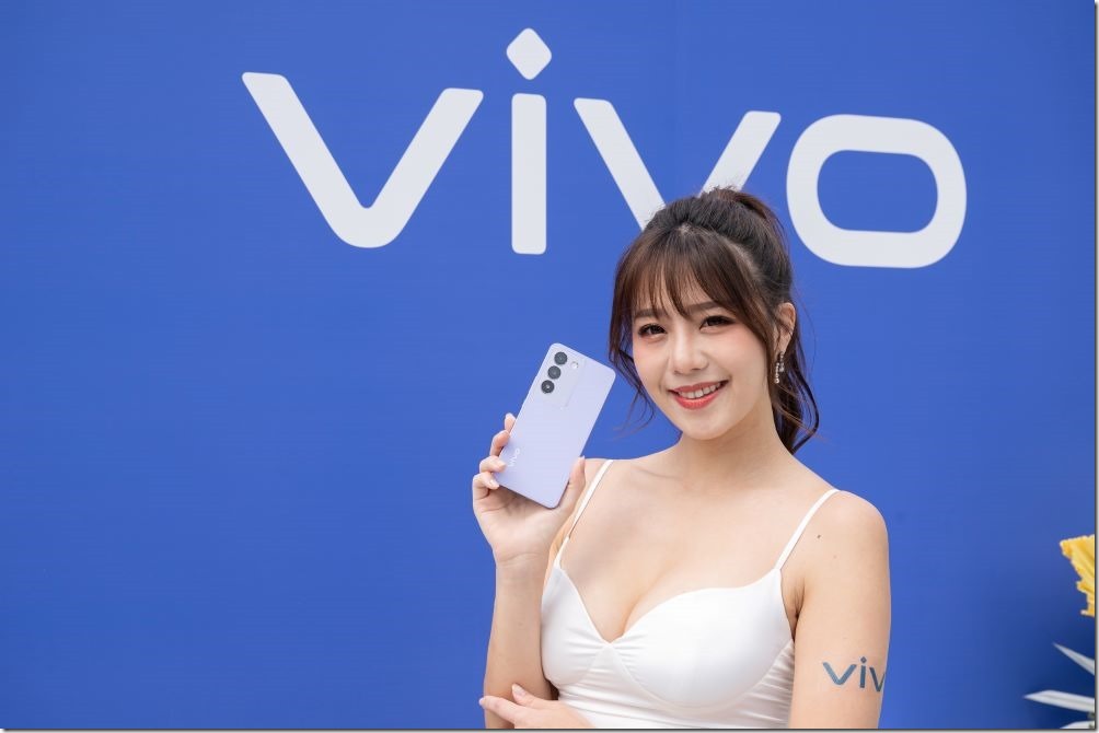 【新聞照片02】vivo Y100 5G全新美學設計，提供兩色選擇，以3D壓紋設計的「莫內紫」，採用EcoFiber生態纖維皮革飾材質，富有抗髒汙、刮痕且耐磨的特性，提供更安心的使用體驗