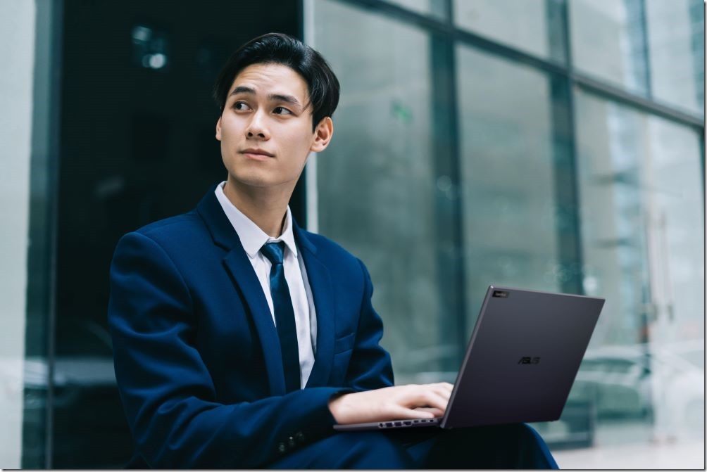 華碩首款AI商用筆電ASUS ExpertBook B5 (B5404CMA)。