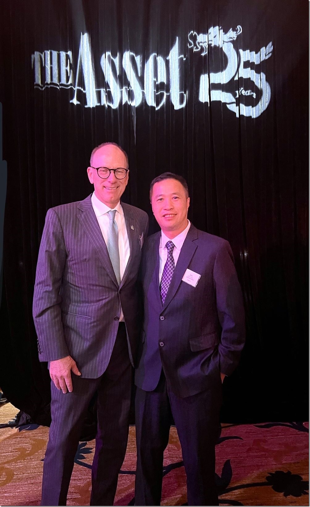 伊雲谷集團香港區經理郭思宗(右)與渣打銀行金融交易業務部-企業機構 全球銷售主管 Mark Trotman 合影