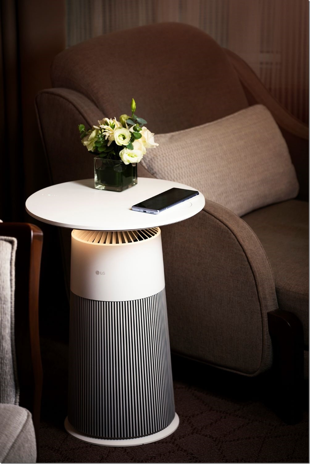 【新聞圖片6】LG AeroFurniture新淨几可進行360度空氣淨化，還內建情境氣氛燈與無線充電裝置，將多種功能整合於邊桌造型