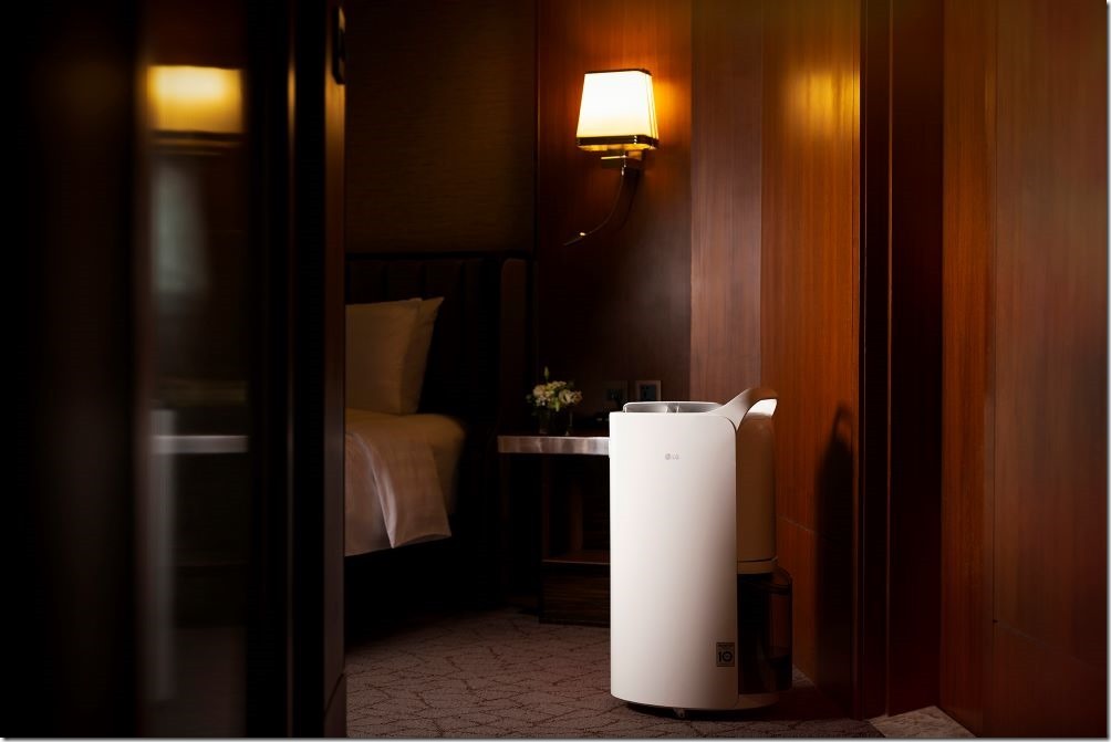 【新聞圖片4】LG PuriCare雙變頻除濕機擁有18公升大容量水箱，除濕更快速，返回飯店前還可提前使用手機ThinQ App遠端開啟除濕機，輕鬆擁有乾爽與潔淨