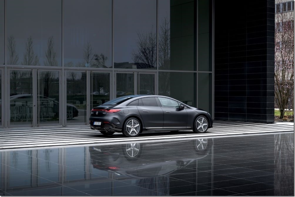 圖二、EQE 350 俱備出色性能，292 hp、565 Nm的豐沛動力隨侍在側，並且標配 AMG Line 內外觀套件，由內而外散發出與濃厚運動氣質。