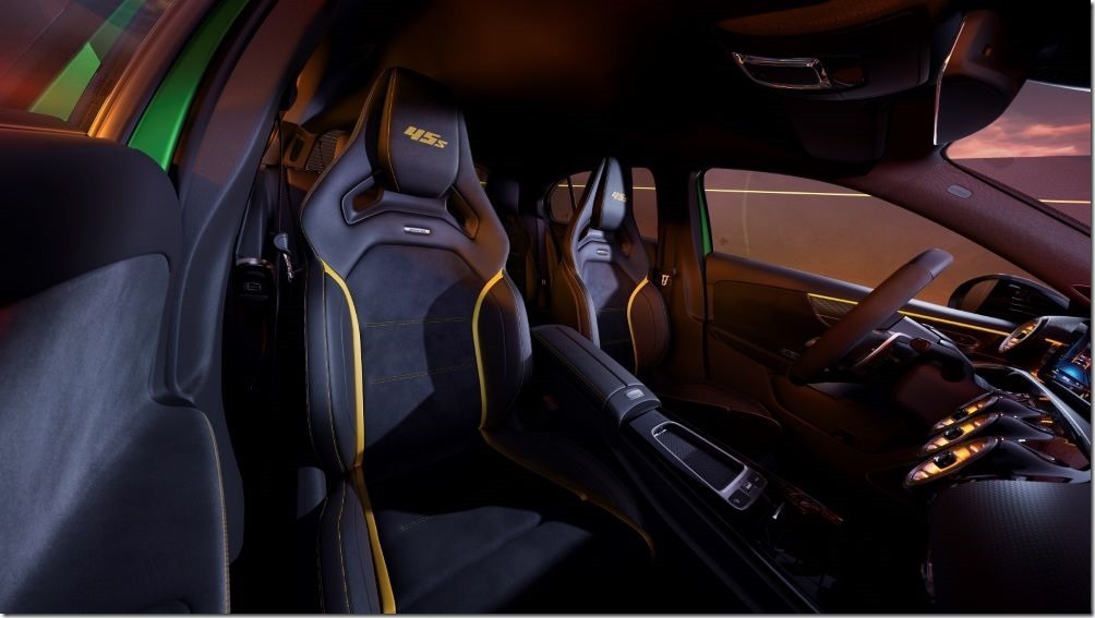 圖四、黑色是內裝主要色調，但藉著黃色車縫線元素，讓張狂外放的視覺效果延伸到座艙內，AMG 高性能賽車真皮座椅提供絕佳的包覆性，還在頭枕處施以「45 S」刺繡，彰顯其獨特身分。