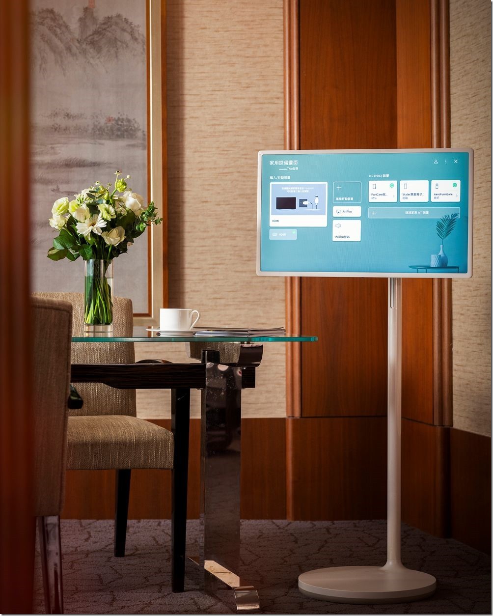 【新聞圖片5】LG StanbyME 閨蜜機隨推隨走，可盡情享受喜愛的影音內容，透過Home Dashboard 還可連接手機ThinQ App遠控LG家電